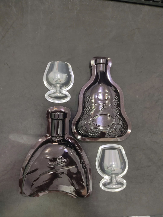 Formed plastic tray for wine bottles and glasses