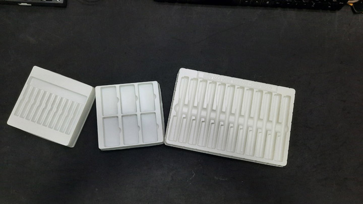 Formed plastic electronic component tray