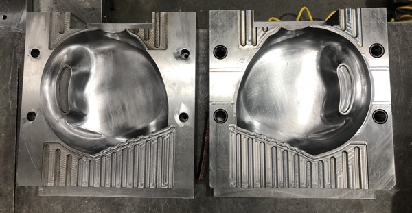 Plastic blow mold