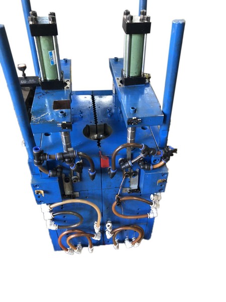 Plastic blow mold