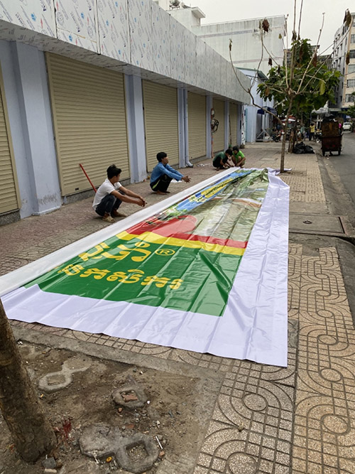 Advertising installation
