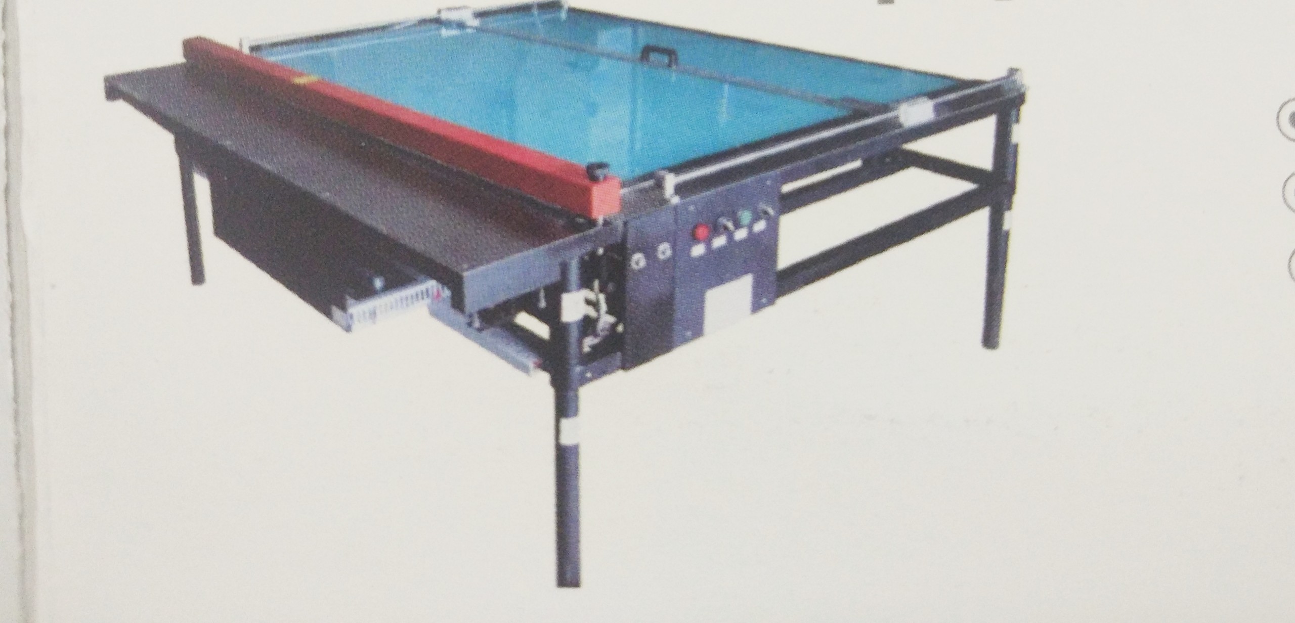 Fabric cutting machine