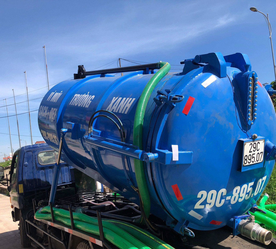 Septic tank truck