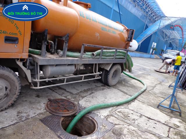 Septic tank truck