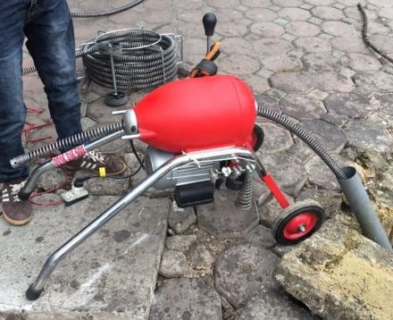 Sewer unclogging service