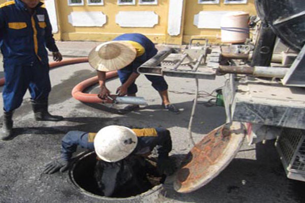 Sewer unclogging service