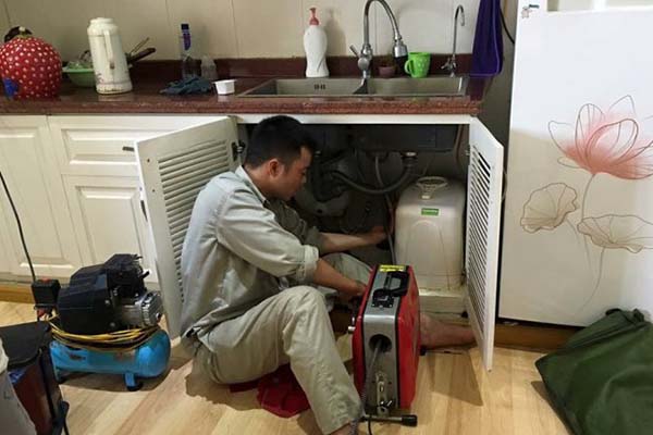 Sink unclogging service