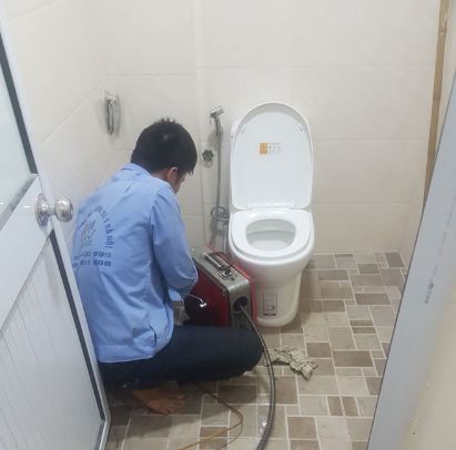 Toilet unclogging service