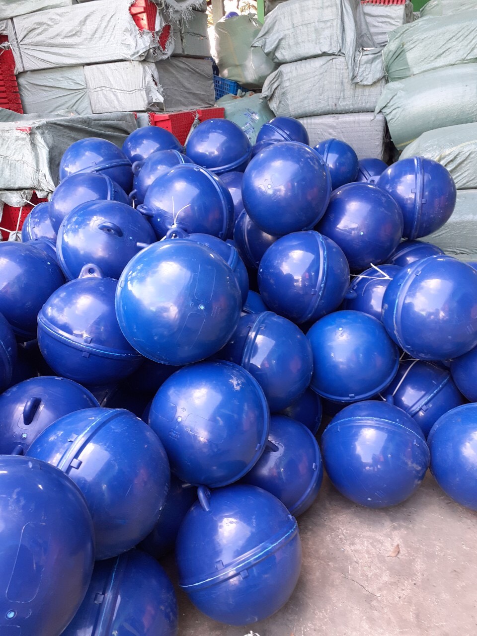 Manufacturing of floating buoys