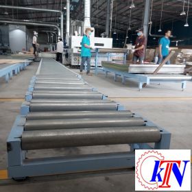 Gravity roller conveyors for wood industry