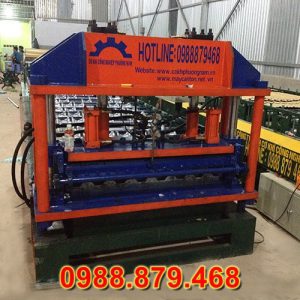 Roll forming machine