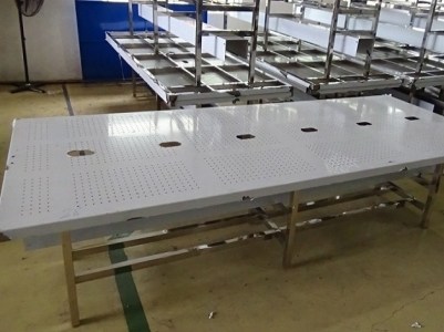 Perforated cleanroom workbench