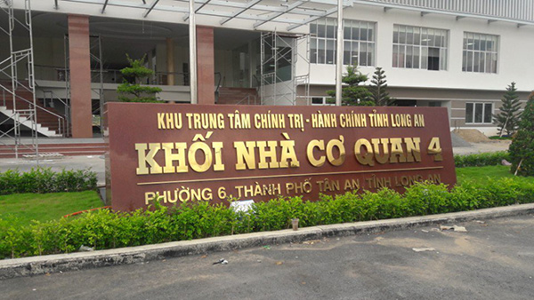 Cleaning construction site after construction at Long An administrative center