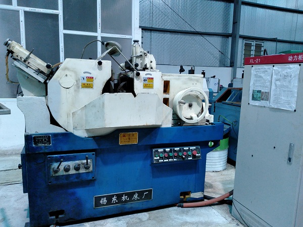 Centerless grinder