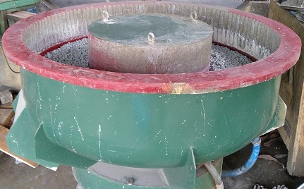 Vibratory polishing machine