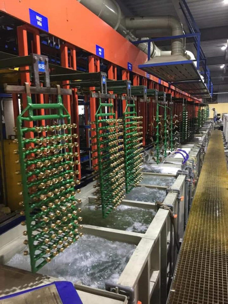 Vertical lift electroplating line