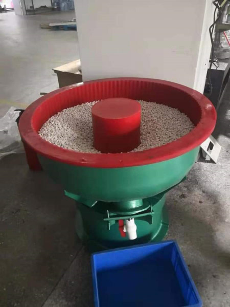 Vibrating polishing machine