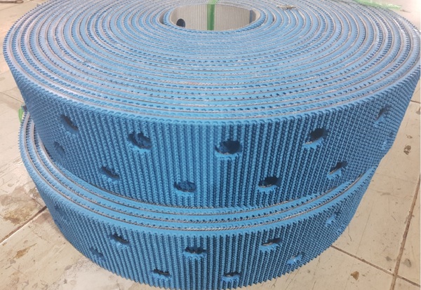 Rough-top conveyor belt