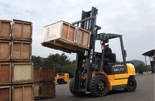 Stevedoring service by forklift