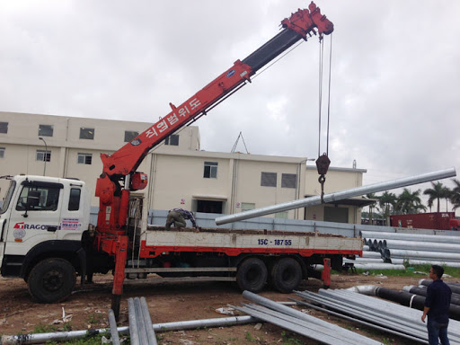 Stevedoring service by crane