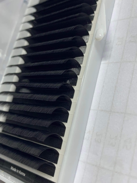 False eyelashes