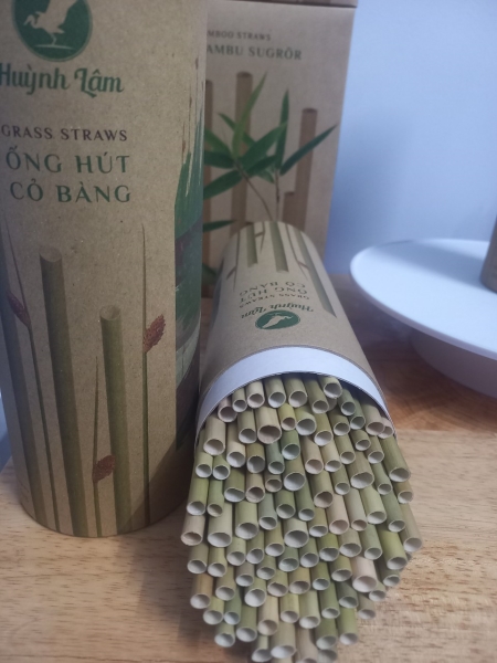 Round dried grass straw box