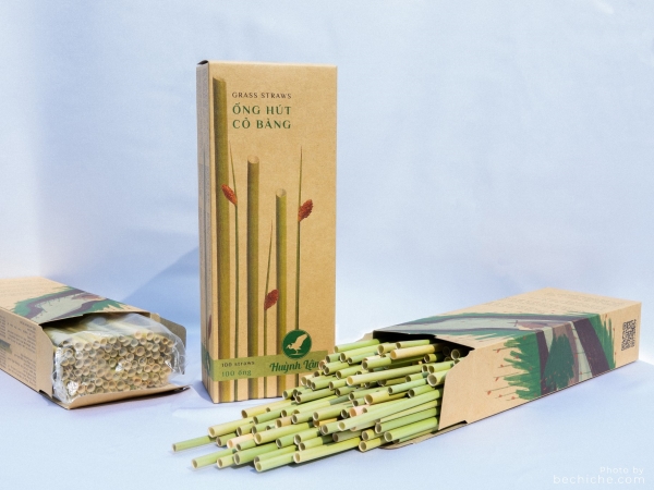 Square dried grass straw box