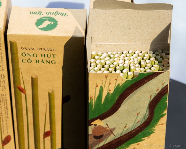 Square dried grass straw box