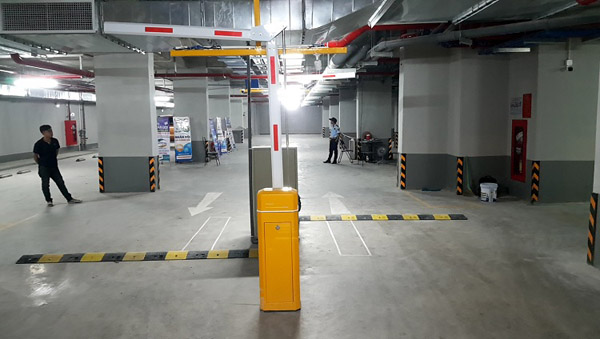 Folding arm barrier