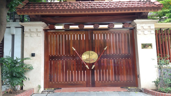 Automatic wooden swing gate