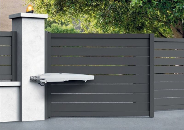 Swing arm automatic gate