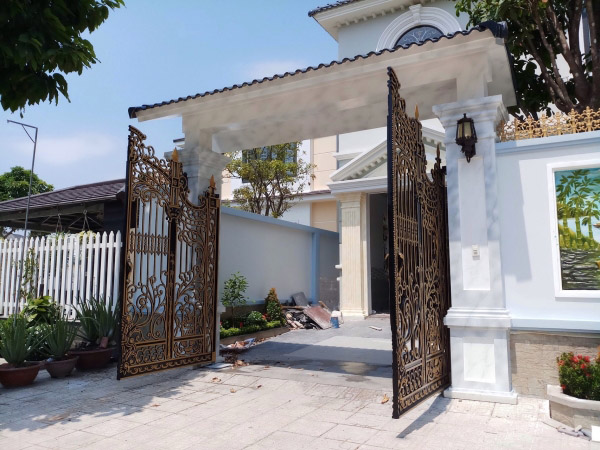 Two-leaf automatic gate