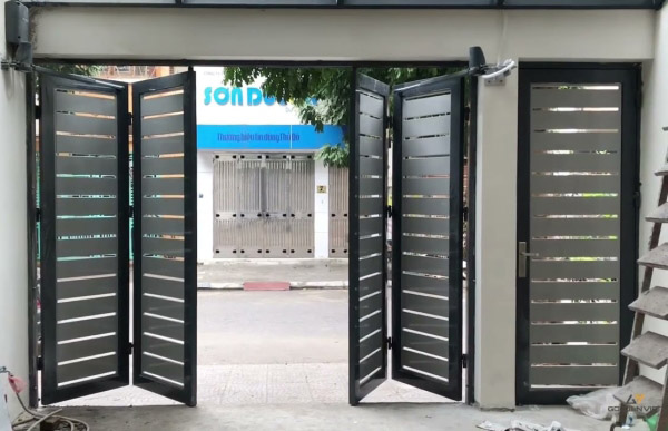 Four-leaf automatic gate
