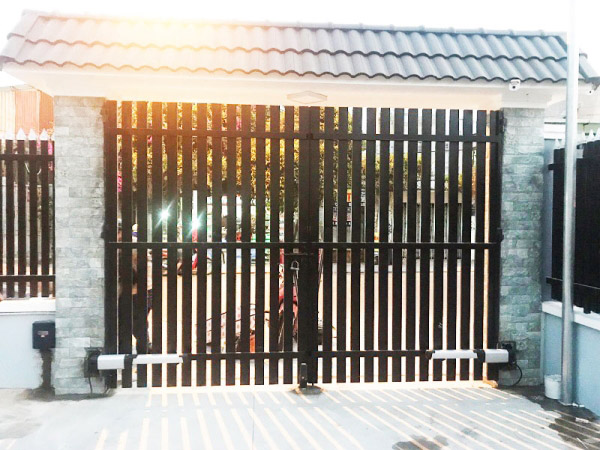 Swing arm automatic gate