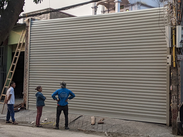 Extra-large rolling door
