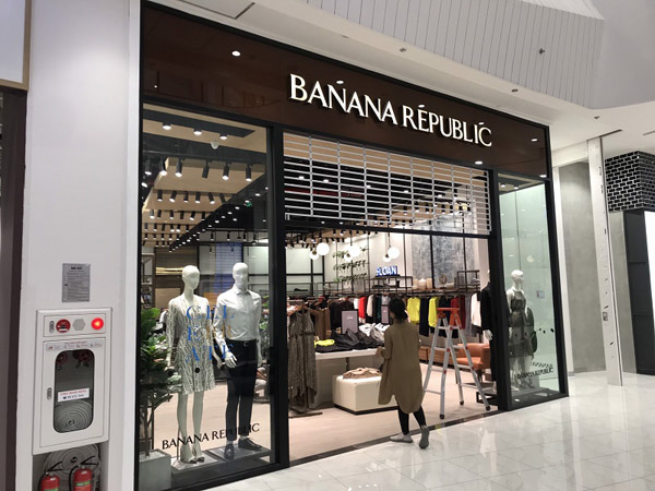Horizontal bar rolling door