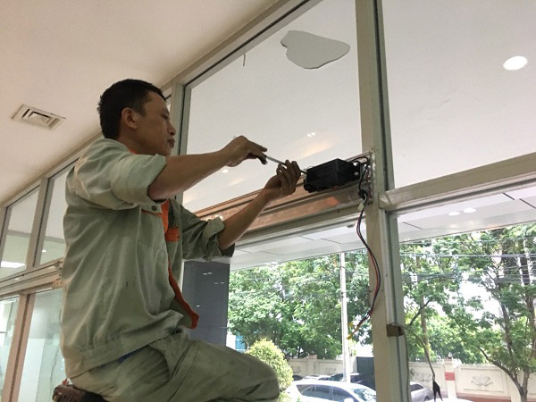 Automatic glass door repair service