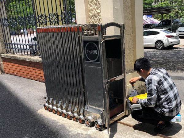 Folding gate repair service