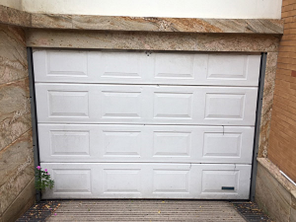Overhead rolling door