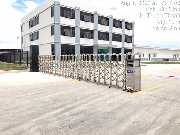Automatic folding gate for industrial zone