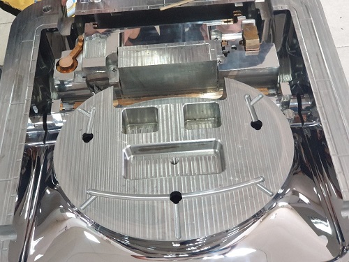 Mirror finish plastic injection mold