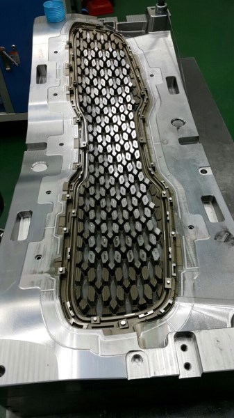 Mirror finish plastic injection mold