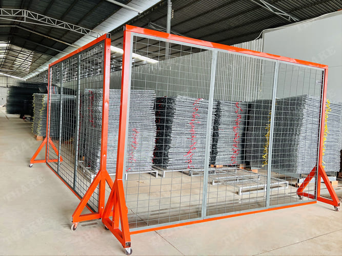 Movable mesh wall