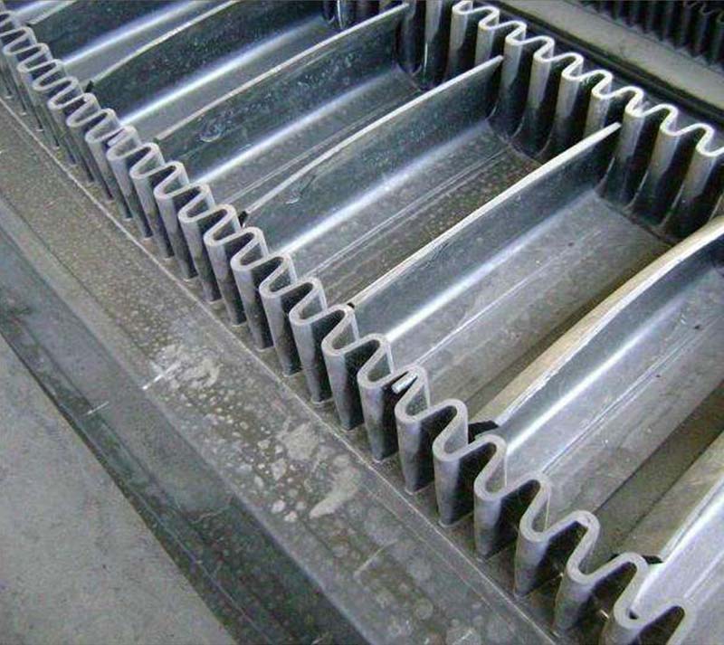 Sidewall conveyor belt