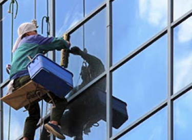 Building glass cleaning service