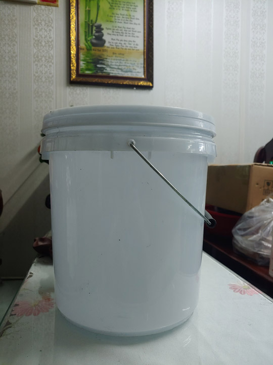 7.8L plastic bucket