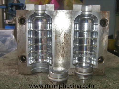 Plastic bottle blow mold