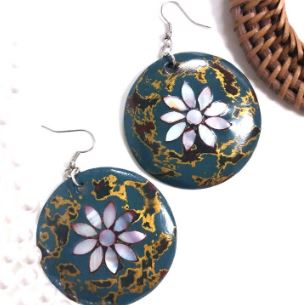 Pearl shell earrings