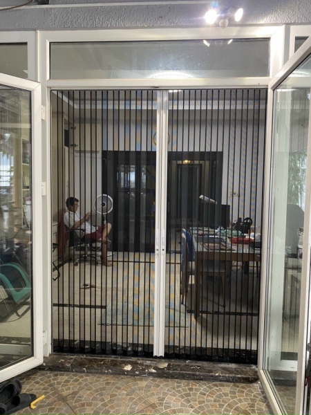Folding screen door