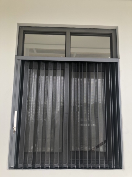 Folding screen door